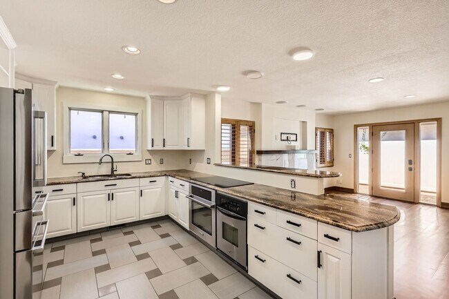 Building Photo - Spacious 4BR Townhome in Denver