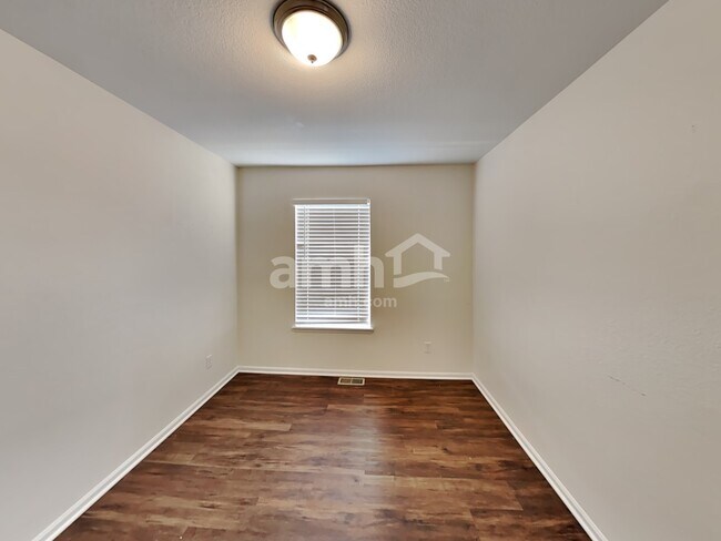 Building Photo - 5526 N Gibraltar St