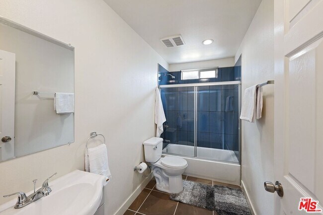 Building Photo - 5912 S Flower St