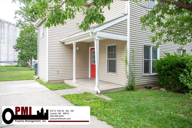 Building Photo - 3 Bedroom and 1.5 bathroom Duplex for Rent