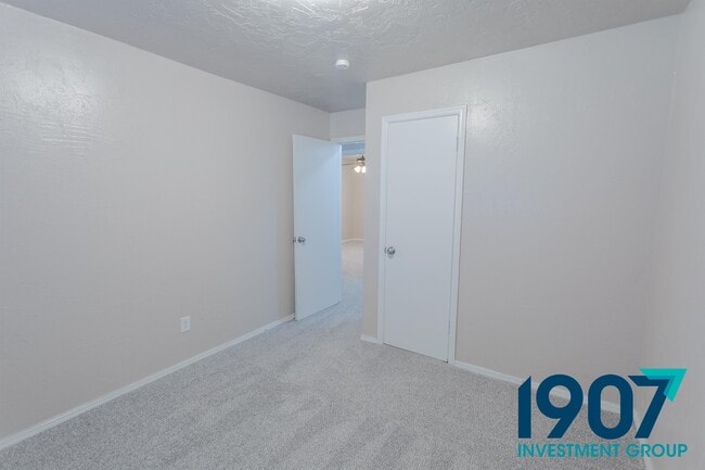 Building Photo - 1127 Berwyck Dr
