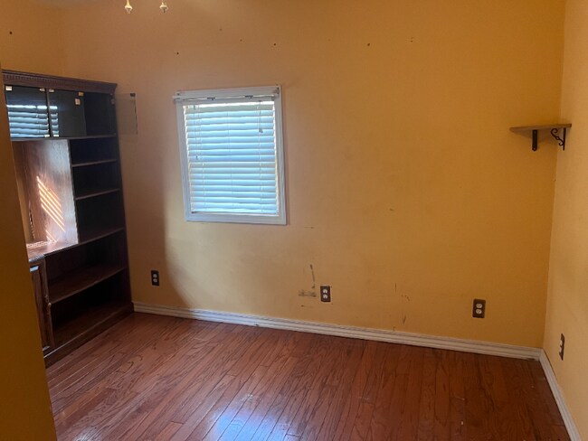 Building Photo - 824 Meadow Ave