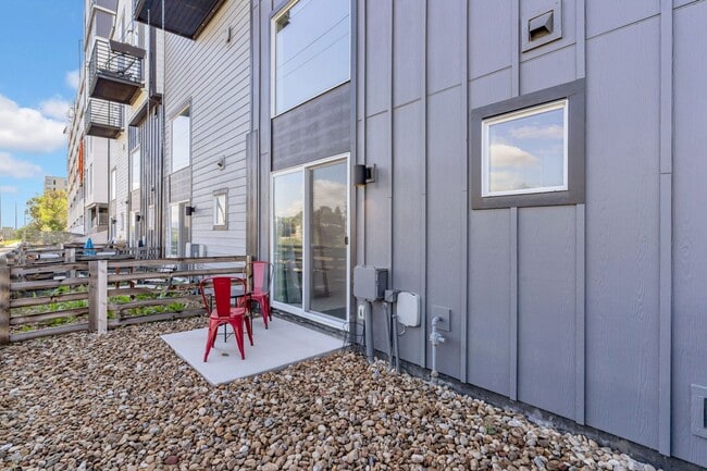 Building Photo - Stunning 3-bedroom, 4-bathroom townhouse!