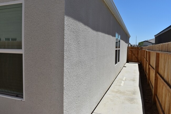 Building Photo - 4481 N San Miguel Ave