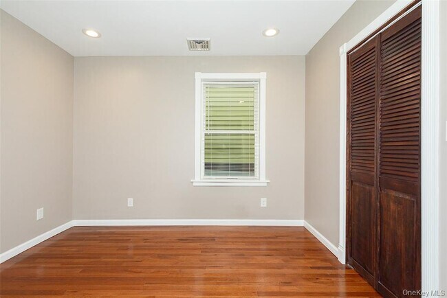 Building Photo - 204 Mill St