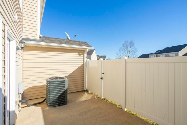 Building Photo - Newly Updated Townhome in Murfreesboro!