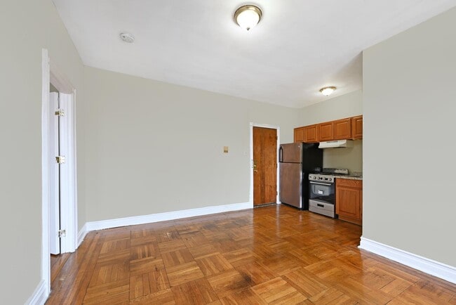 Building Photo - 124 Storms Ave