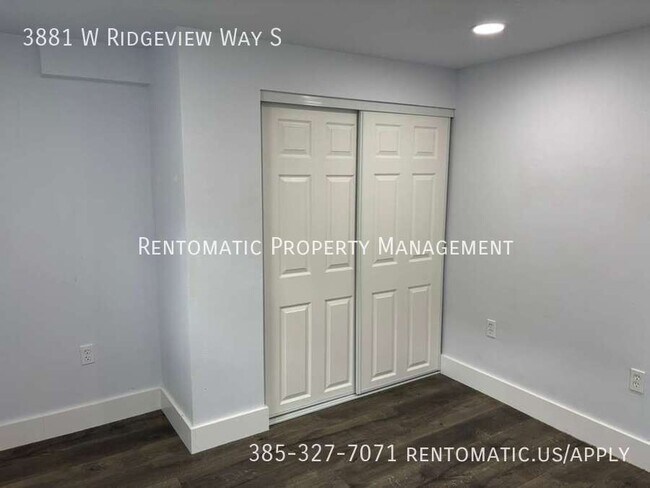 Building Photo - 3881 Ridgeview Way