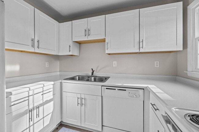 Building Photo - *MOVE IN READY* 3 Bed, 2 Bath Condo, Close to Uptown!!!