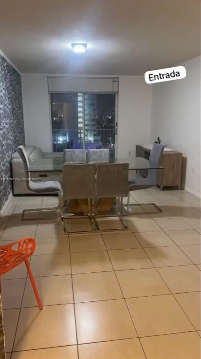 Building Photo - 102 SW 6th Ave