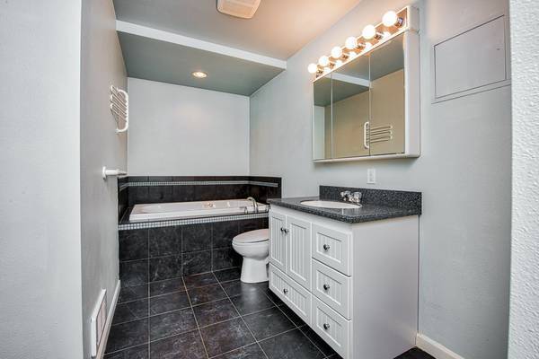 Building Photo - Redmond Condo with 2 Parking Spaces Included