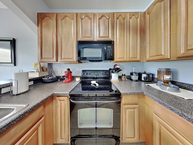 Building Photo - 16583 Cedar Crest Dr