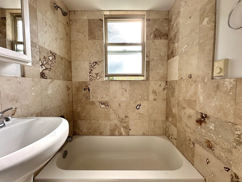 Building Photo - 7628 N Milwaukee Ave