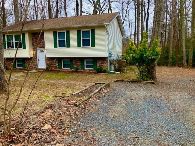 Building Photo - SPACIOUS HOME ON LARGE LOT - 4 BEDS 2.5 BATHS