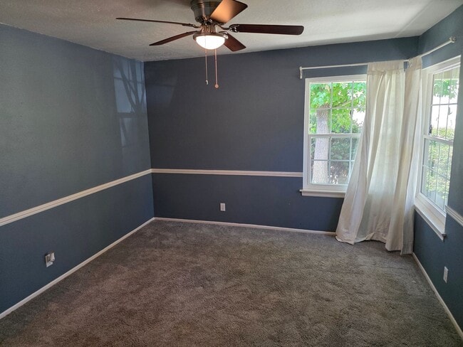 Building Photo - Large 3 bedroom home in quiet neighborhood cul-de-sac with amazing views