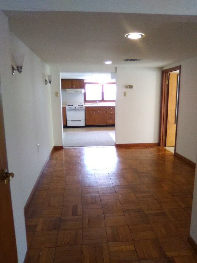 Dining looking into kitchen - 134 Athania Pky