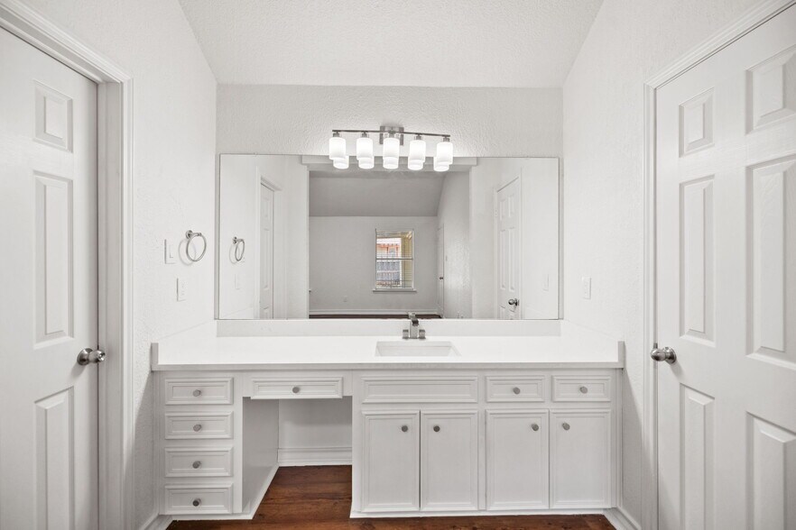 Building Photo - 917 Garden View Dr