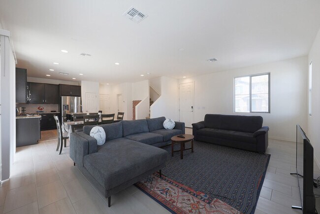 Building Photo - BEAUTIFUL 3 bed + LOFT