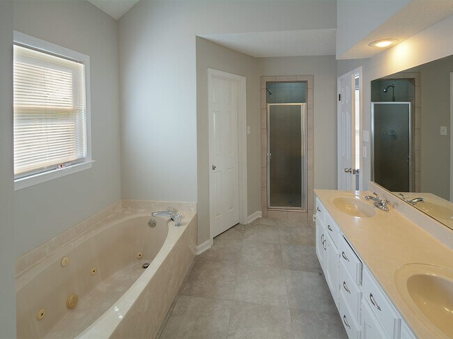 Building Photo - 4 bed, 2.5 bath in Cordova over 2600 sq feet