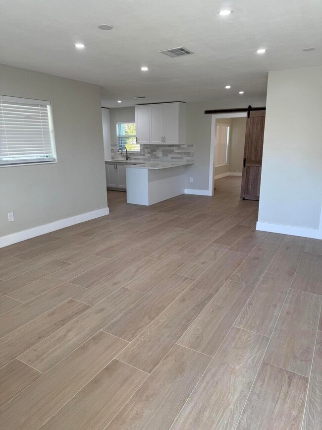 Building Photo - 926 C St