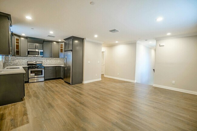 Building Photo - 1118-1118 1/2 W 39th Pl