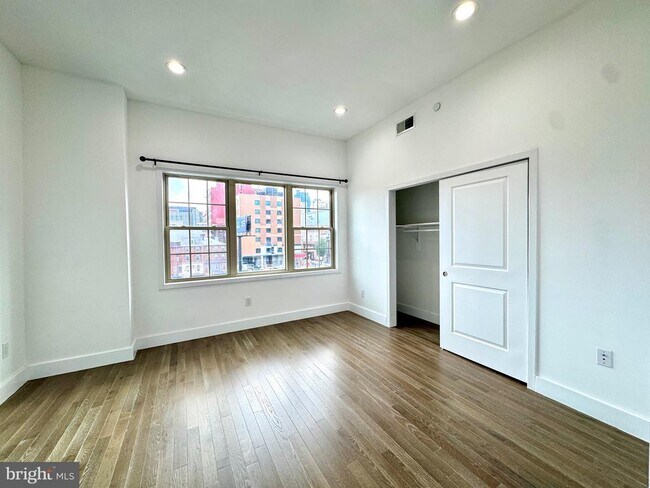 Building Photo - 1231 Vine St