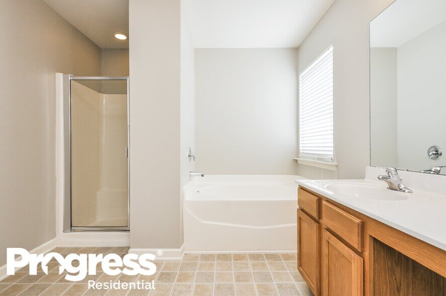 Building Photo - 826 Red Oak Tree Dr