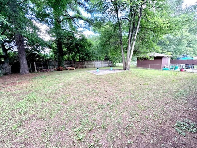 Building Photo - Lovely 3 Bedroom, 1.5 Bath with bonus room Available Now!- $1350 with a one-year commitment and t...