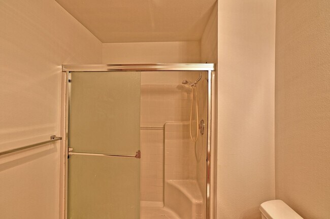 Building Photo - Charming 2-Bedroom Ground-Level Home in Qu...