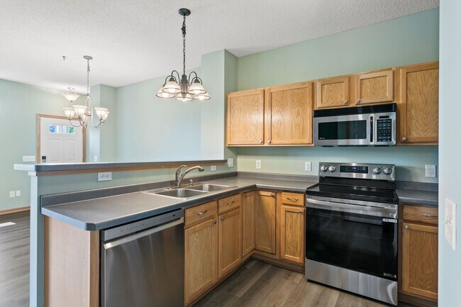 Building Photo - Freshly Remodeled 3bd 3ba Townhome for Rent in Club West, Blaine – Pond View!