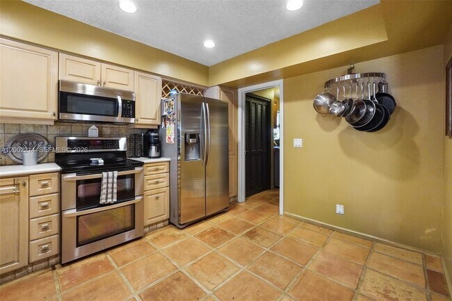 Building Photo - 6975 Bianchini Cir