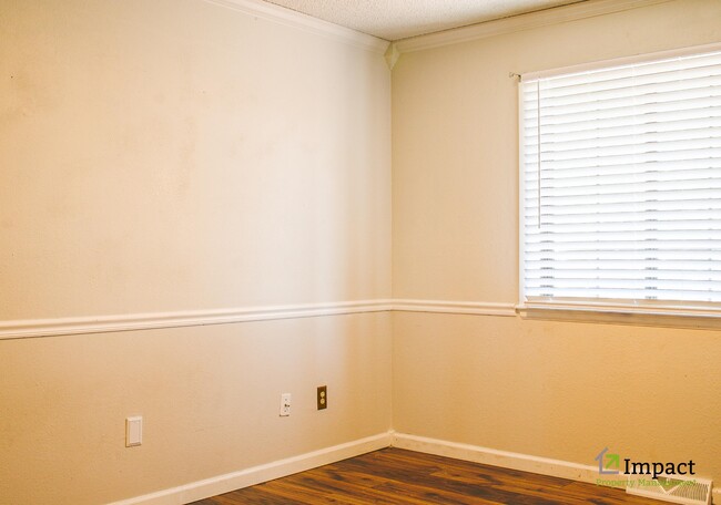 Building Photo - 8586 E Lakeview Dr
