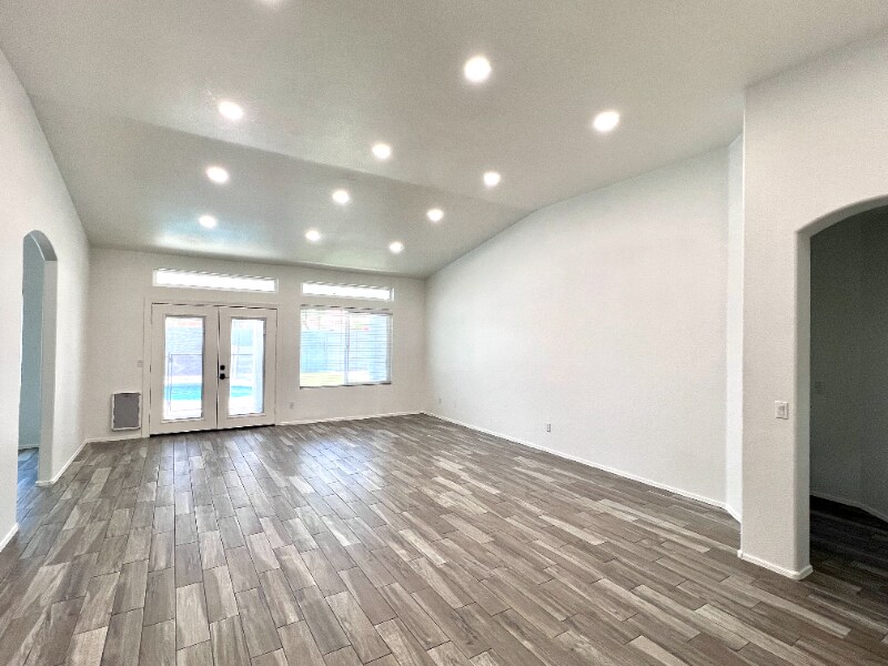 Building Photo - 1501 E Princeton Ave