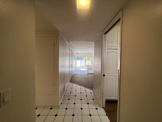 Building Photo - ***$1000 off of 1st months rent*** Condo N...