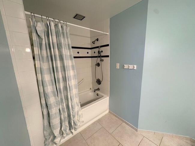 Building Photo - 901 Fair Oaks Ln