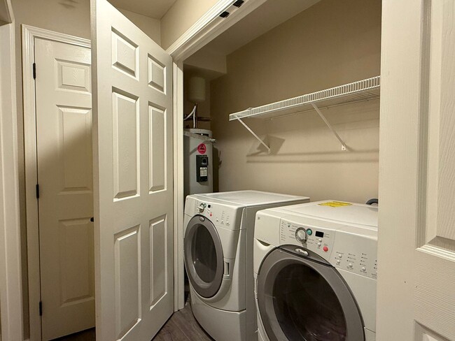 Building Photo - Beautiful 2 Bed 2 Bath Condo Near Sacred H...