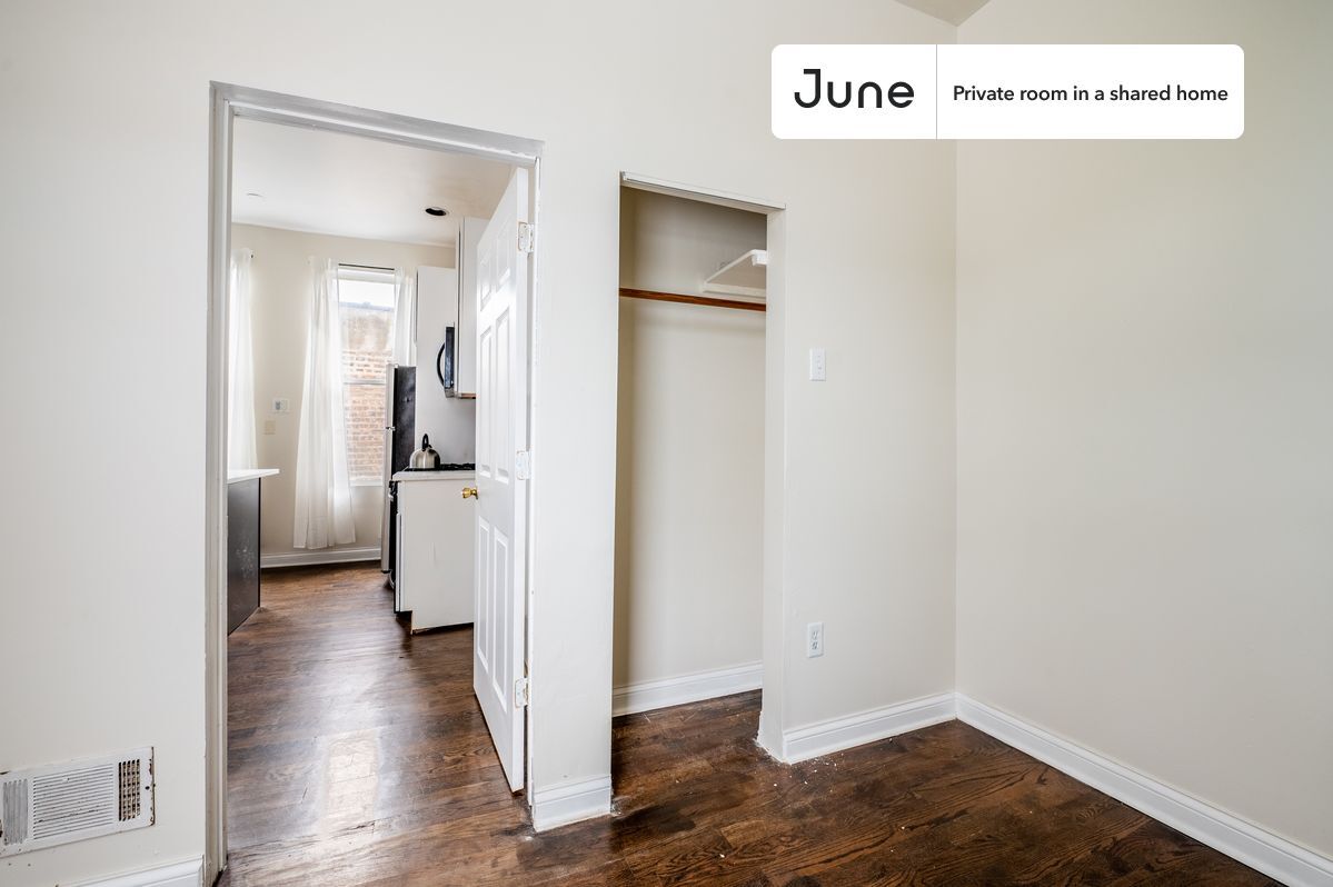Building Photo - Private bedroom in 3 bed/1 bath Home