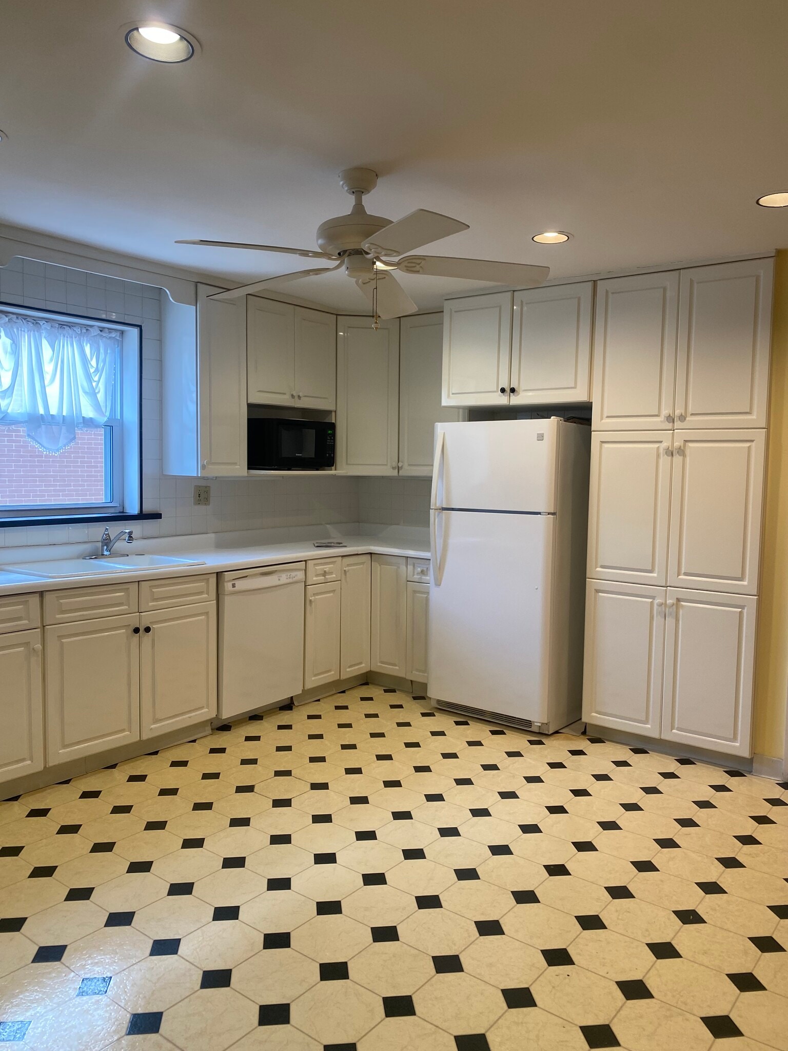 Eat in Kitchen - 711 N 11th Ave