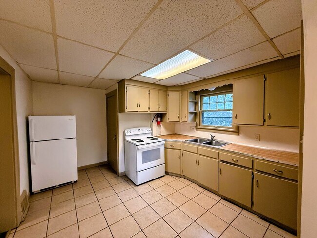Building Photo - Four bedroom one bathroom home for rent