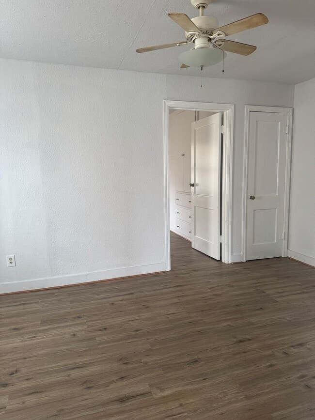 Building Photo - HUD ACCEPTED!! 3bedrooms 1bathroom  walking distance to 6th street shopping and restaurants