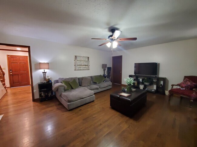 Building Photo - 225 Woodglen Dr