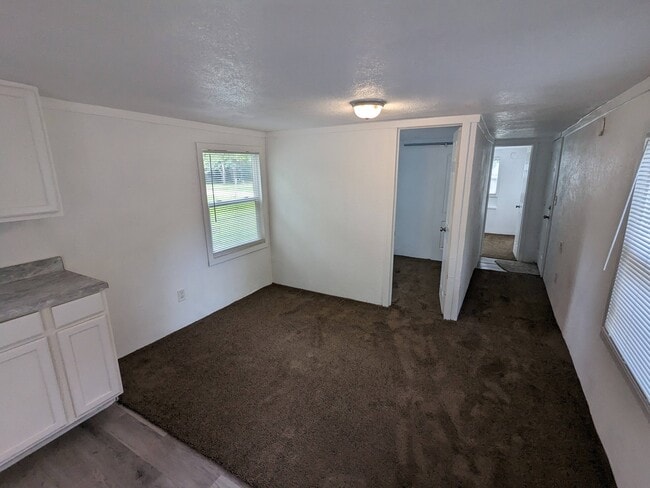 Building Photo - 300 Royal Way