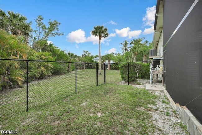 Building Photo - 2130 Sunset Cir