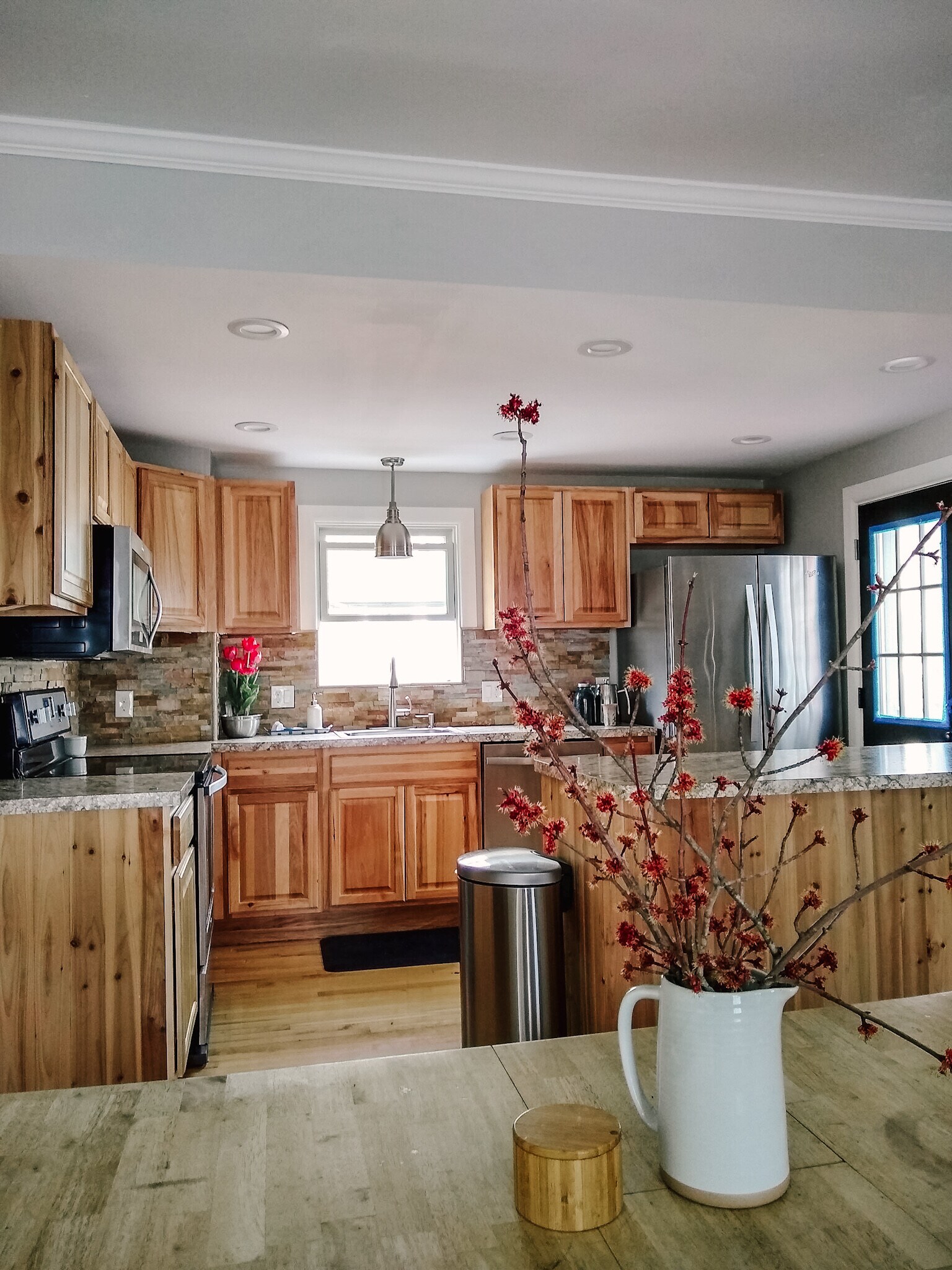 Building Photo - 567 Main St