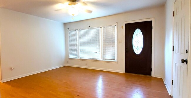 Building Photo - BRICK HOUSE!!! 3-bedroom, 1-bath, Close to...