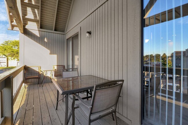 Building Photo - Beautifully Up0dated 1-bedroom, 1-bathroom...