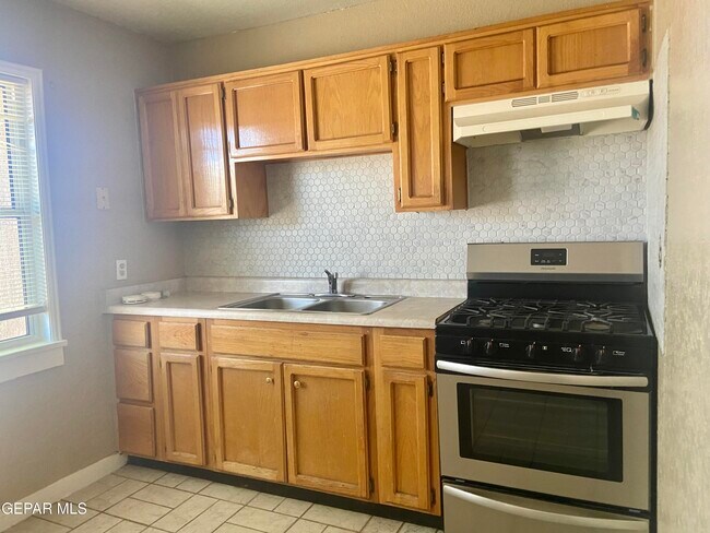 Building Photo - 601 Lomaland Dr