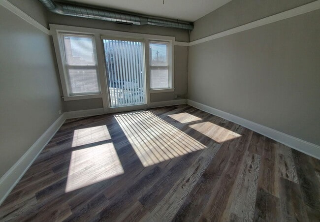 Building Photo - 4237 N Lincoln Ave