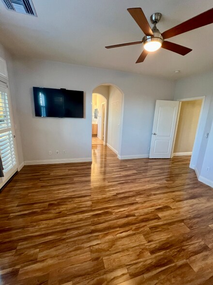 Building Photo - 3942 Villeroy Ave