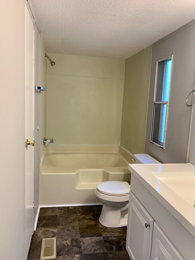 Building Photo - 3 Bed/2 Bath 1100+ sqft. Privacy, but in t...